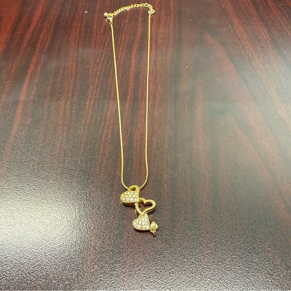 Avon Rhinestone accented stacked hearts Pendant Necklace Goldtone NIB vintage - Picture 7 of 7